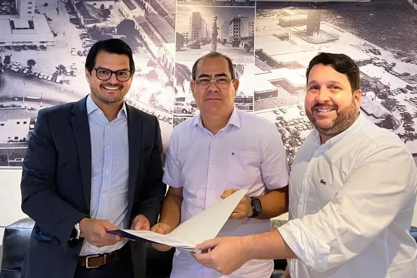 Prefeito Mano Medeiros visita diretores do Detran-PE 