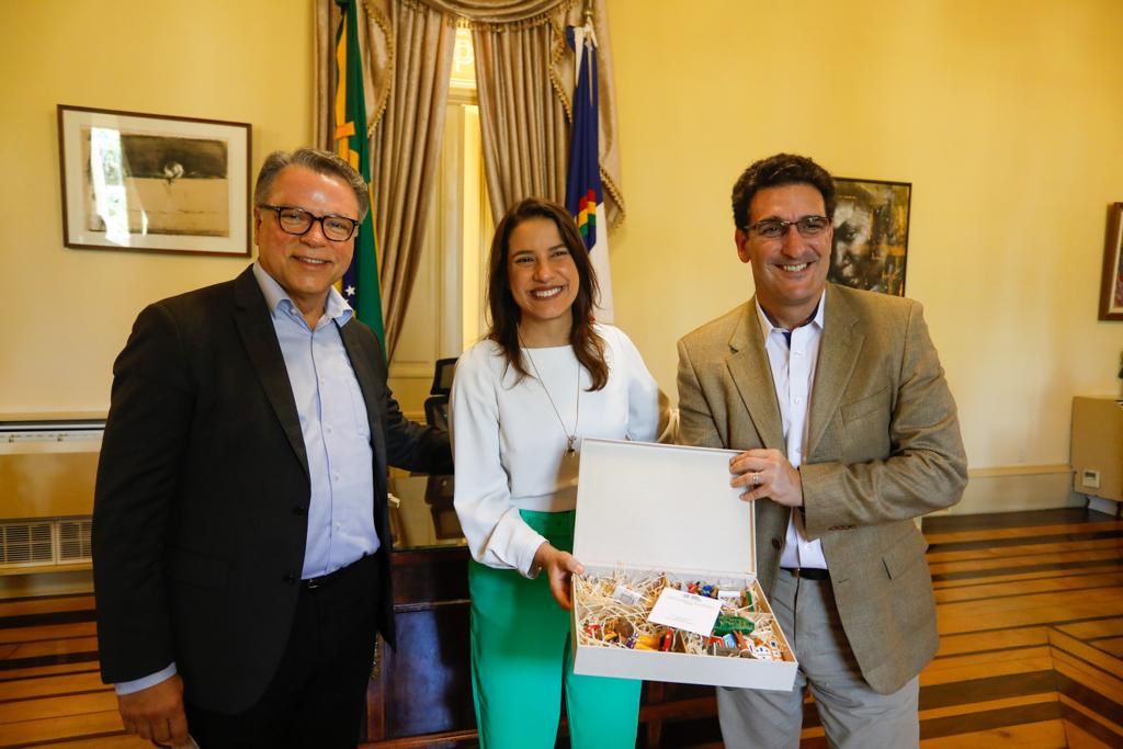 Raquel recebe executivos da Mondelēz para anunciar novos empregos em PE