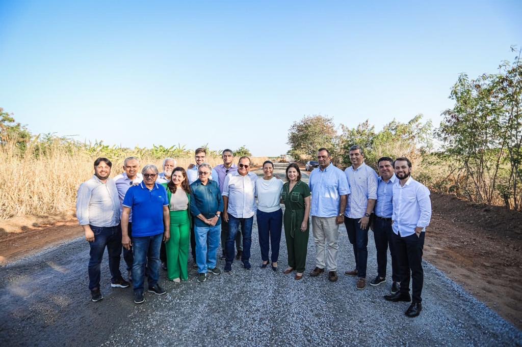 Em Petrolina, governadora vistoria obras da PE-638 e PE-639