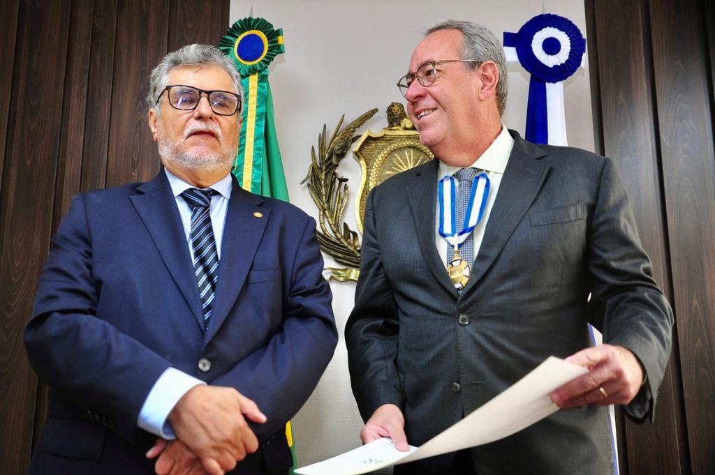 Álvaro Porto recebe a mais alta honraria do TJPE