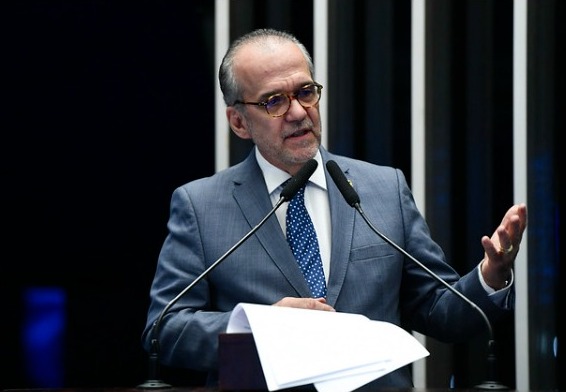 Fernando Dueire homenageia Jarbas no Senado Federal