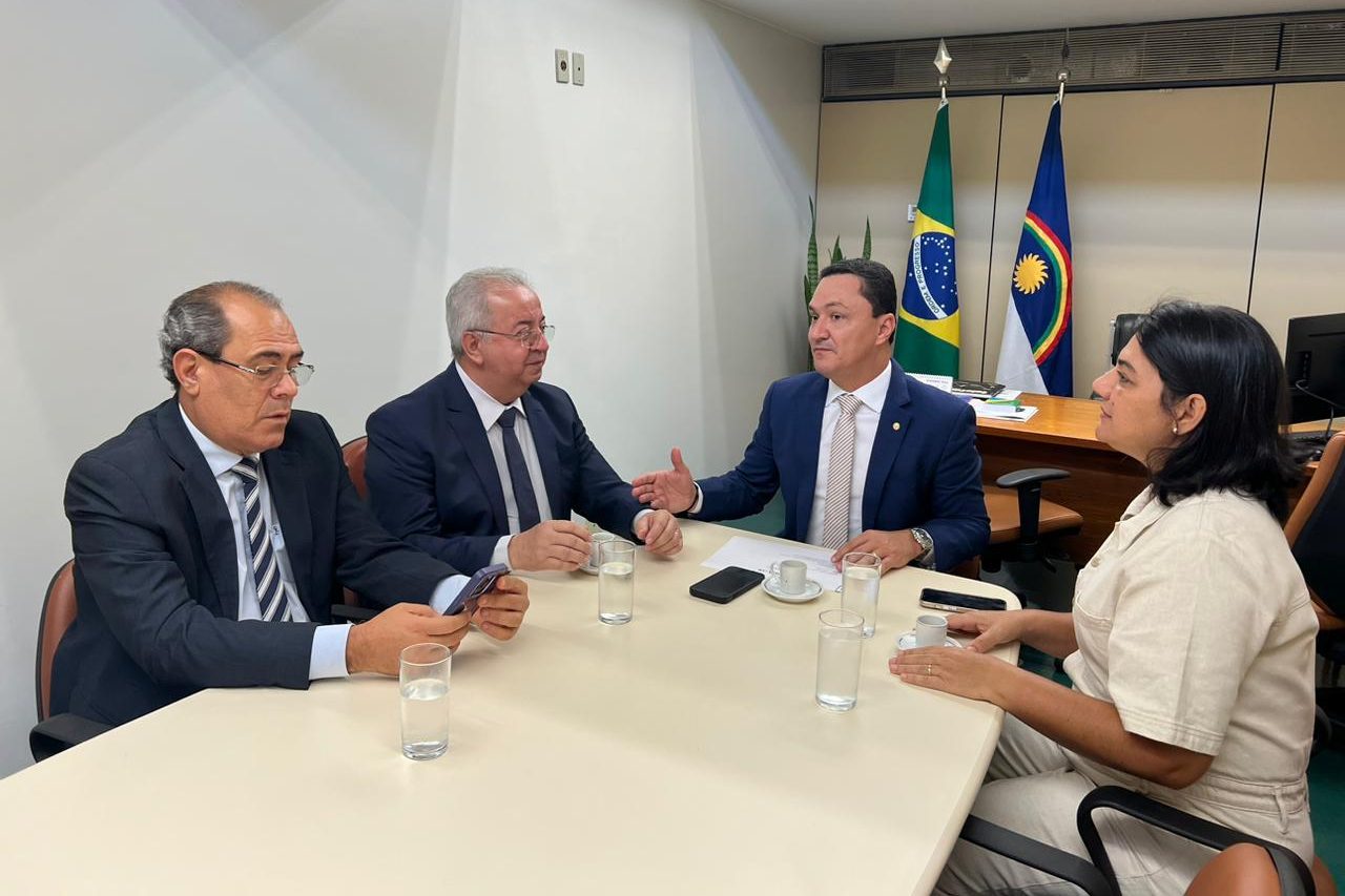 André Ferreira recebe prefeitos aliados em Brasília 