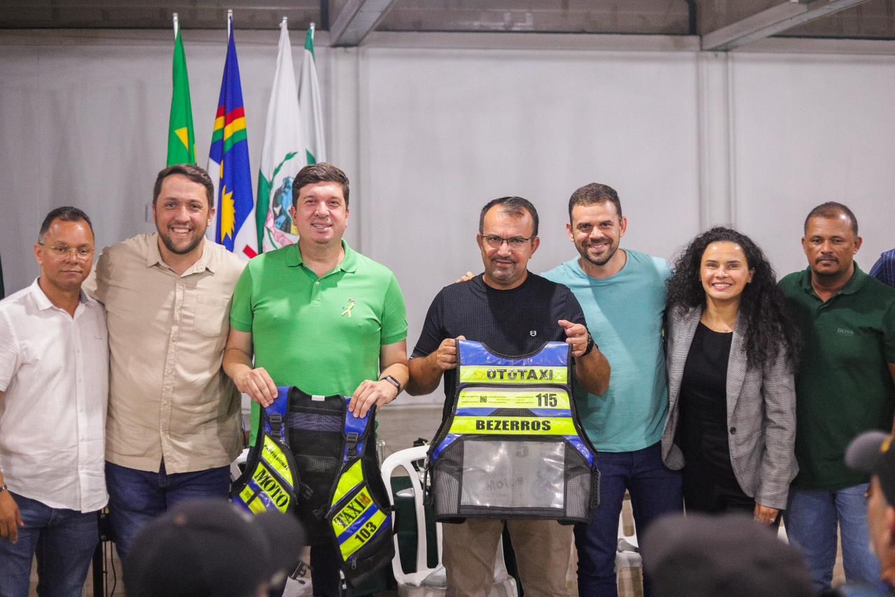 Joãozinho Tenório firma compromisso com os mototaxistas