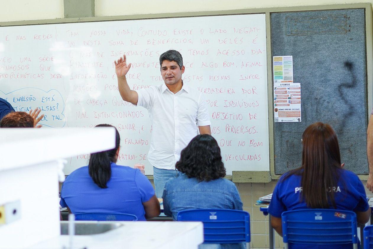 Renato Antunes leva caravana “Por Mais Educação” a escolas do Agreste