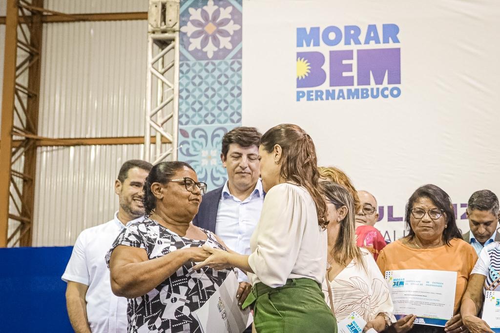 Raquel entrega 162 títulos de propriedade a famílias de Glória do Goitá