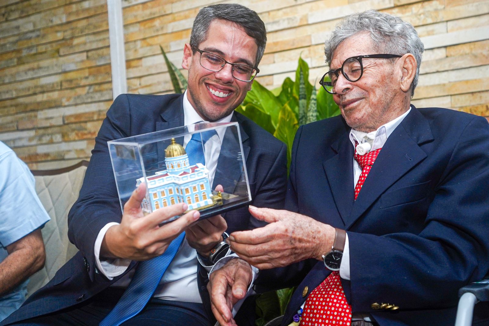 Jarbas Filho entrega Título de Cidadão de Pernambuco ao fotógrafo Josenildo Preá