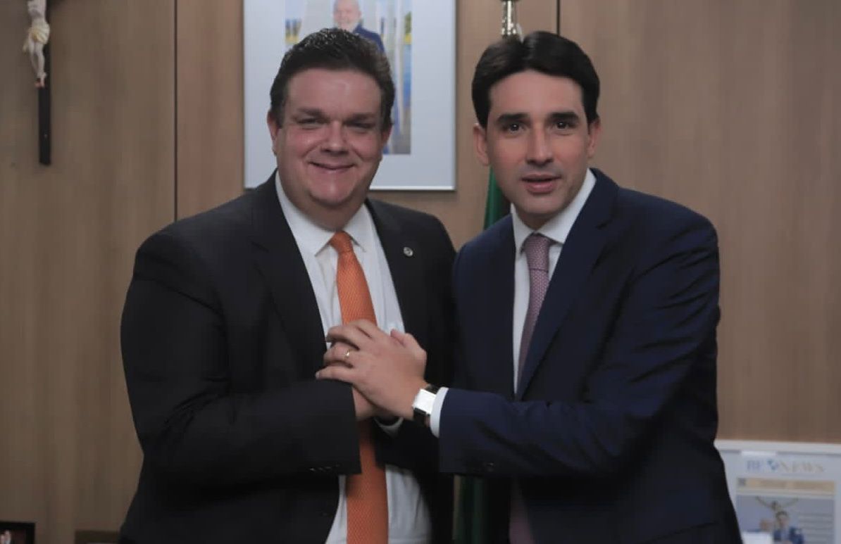 Em agenda com ministro, Wolney pede melhorias para aeroporto de Caruaru