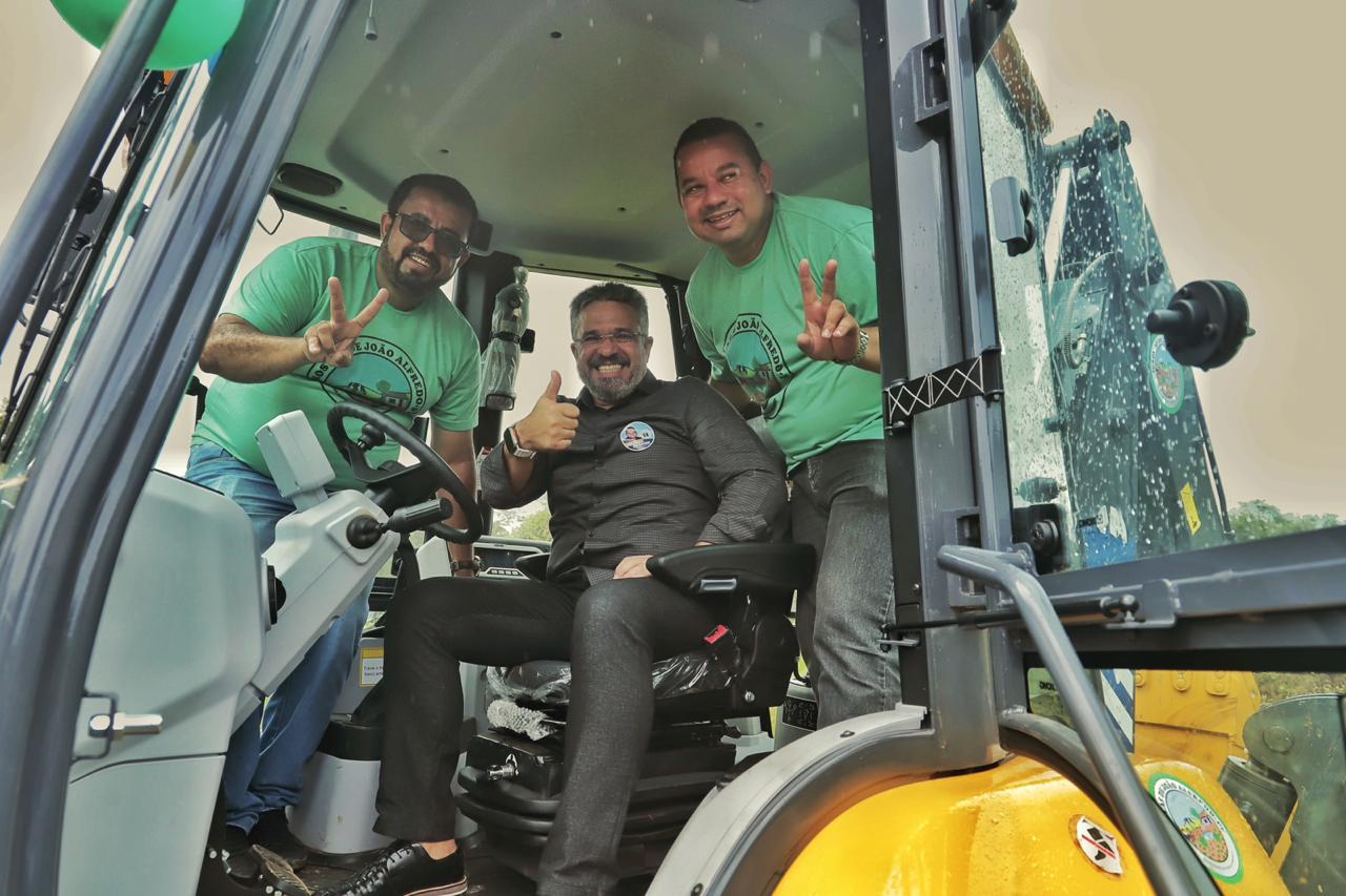 Deputado William Brigido entrega retroescavadeira no Agreste