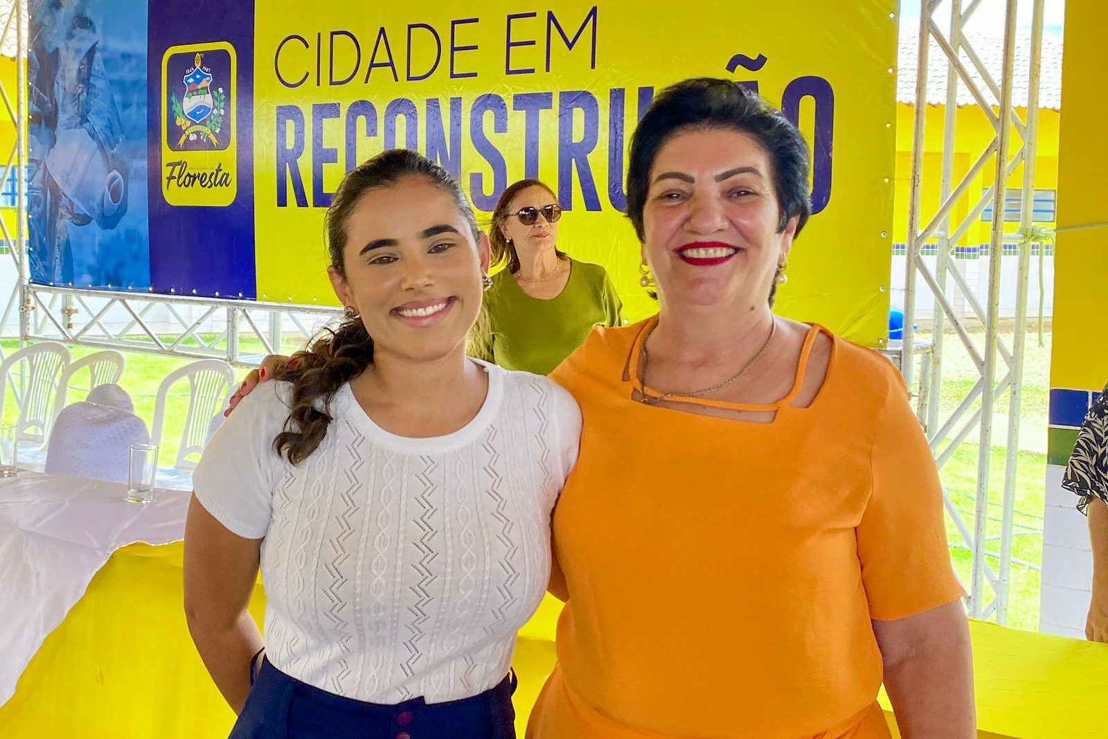 Prefeita de Floresta reduz próprio salário, além dos vencimentos da vice e secretários