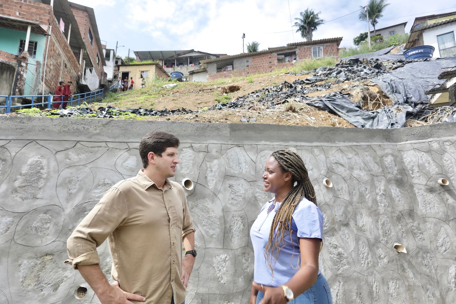 No Recife, João Campos vistoria obra de encosta em Dois Unidos