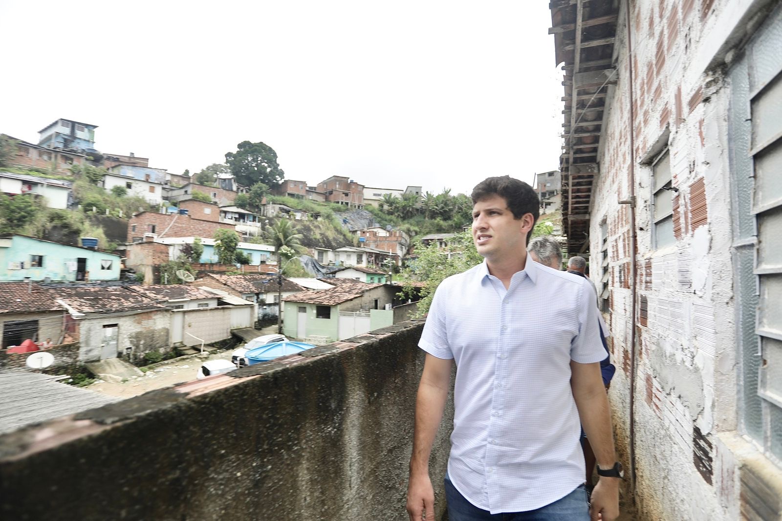 João Campos vistoria obra de encosta no Brejo da Guabiraba