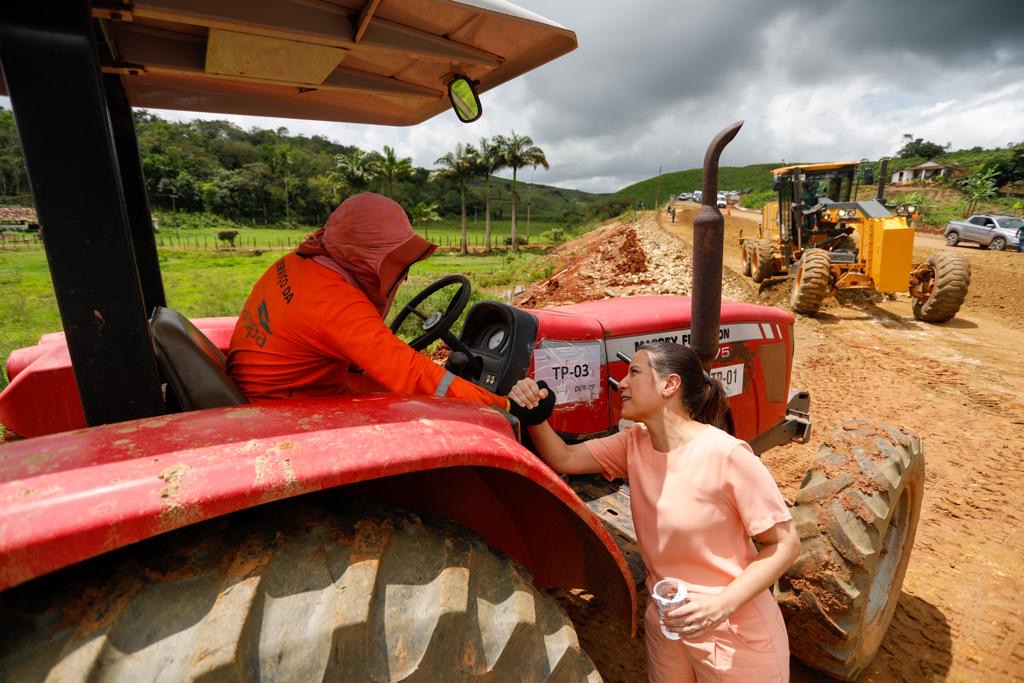 Raquel vistoria obras da VPE-092, em Vicência