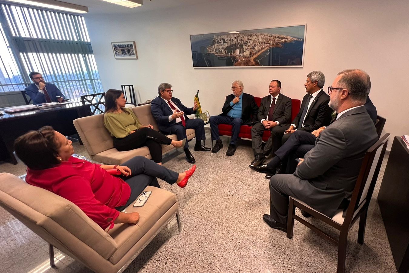 Raquel Lyra discute reforma tributária com senadores 