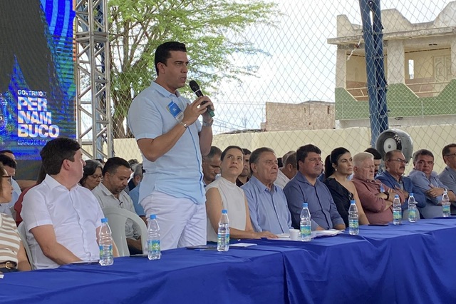 Rodrigo alfineta Zé Queiroz durante evento do Estado em Caruaru