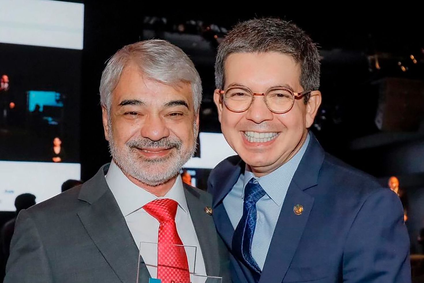 Ao lado de Randolfe, Humberto lança livros na Bienal Internacional