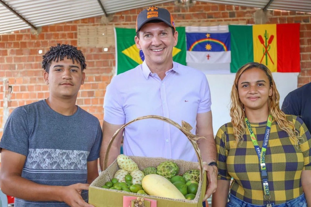 Simão celebra liberação de recursos para regularizar abastecimento de água do Pontal