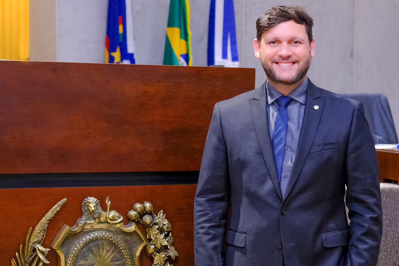 Deputado Gilmar Júnior lança livro em Congresso de Saúde