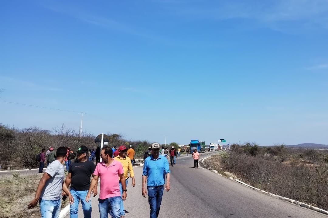Produtores do perímetro irrigado de Itaparica fecham BRs em protesto contra a Codevasf
