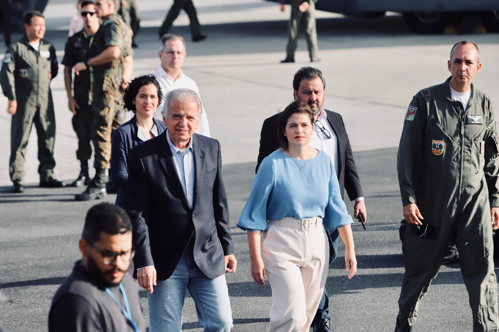 Ao lado de Múcio, vice-governadora recebe grupo de pernambucanos repatriados de Israel