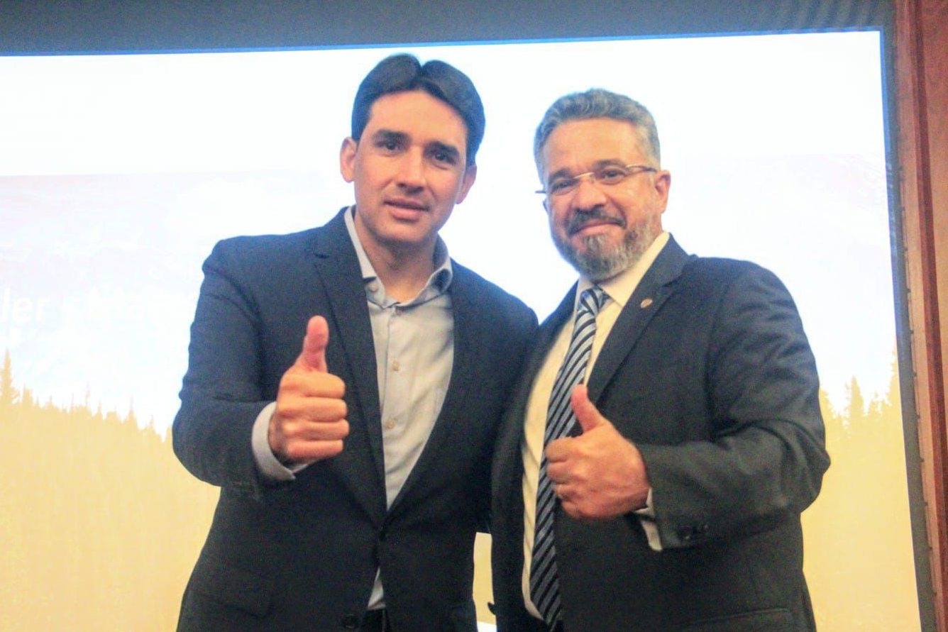 Ao lado de ministro, William Brigido participa de cerimônia em Suape  