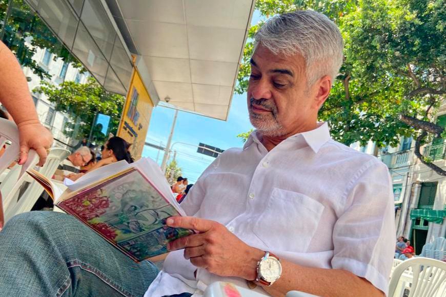 Na Bienal, Humberto lança livro sobre domínio holandês em PE
