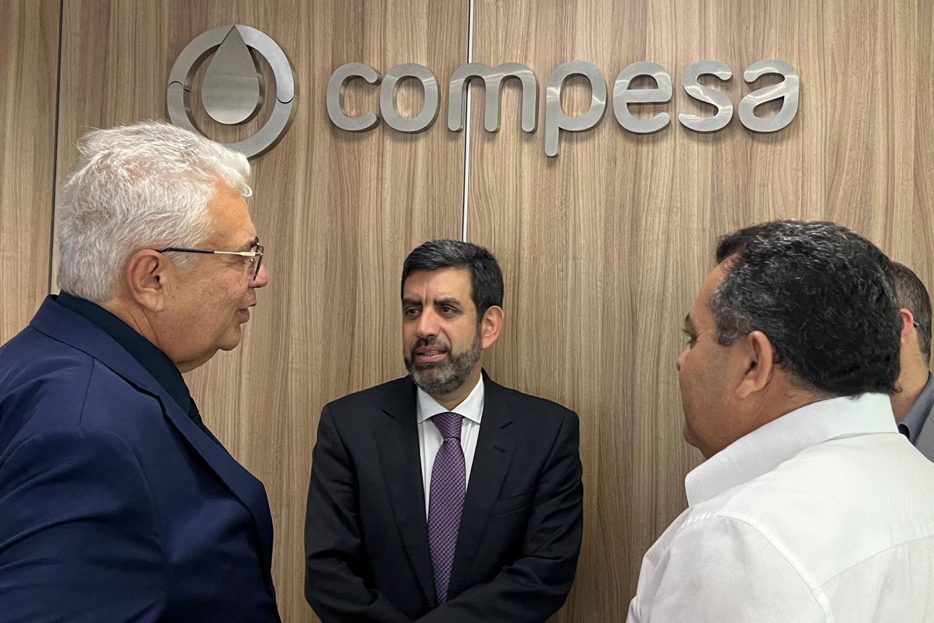 Presidente da Compesa recebe Antônio Moraes e prefeito de Macaparana