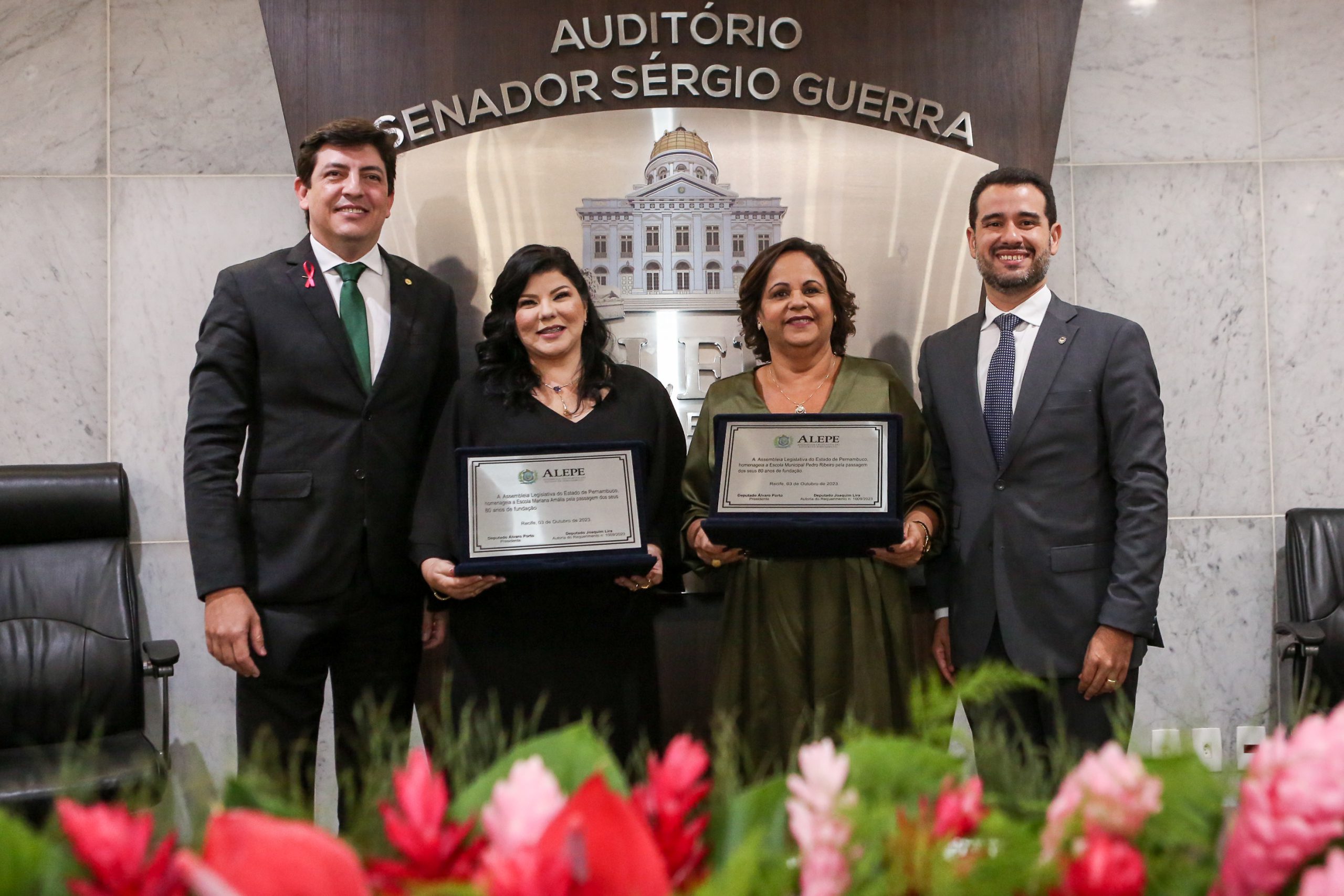 Sessão Solene homenageia 80 anos de escolas vitorienses