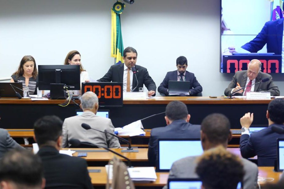 Por 12X5, Comissão aprova projeto que proíbe casamento homoafetivo