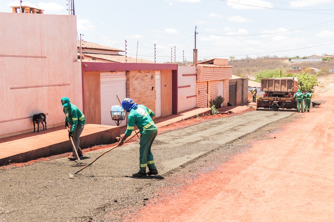 Prefeitura de Araripina inicia pavimentação asfáltica no Saúna