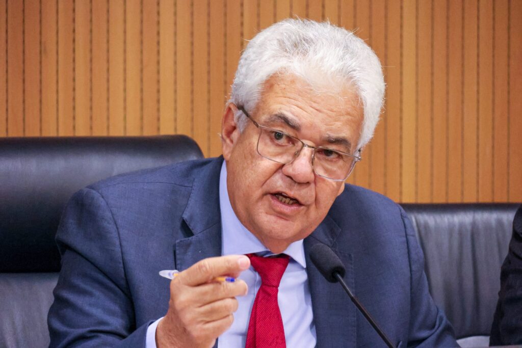 Antônio Moraes propõe audiência para discutir projeto que combate a mosca de estábulo