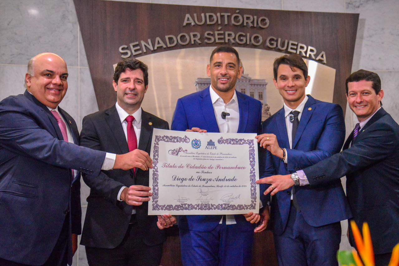 João de Nadegi entrega Título de Cidadão Pernambucano a Diego Souza