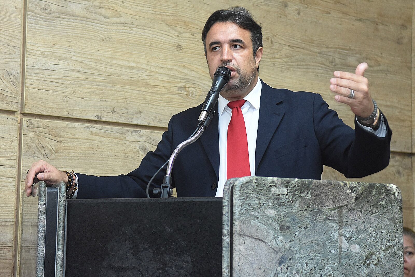 Em discurso, presidente da Câmara de Caruaru se emociona e manda recados políticos