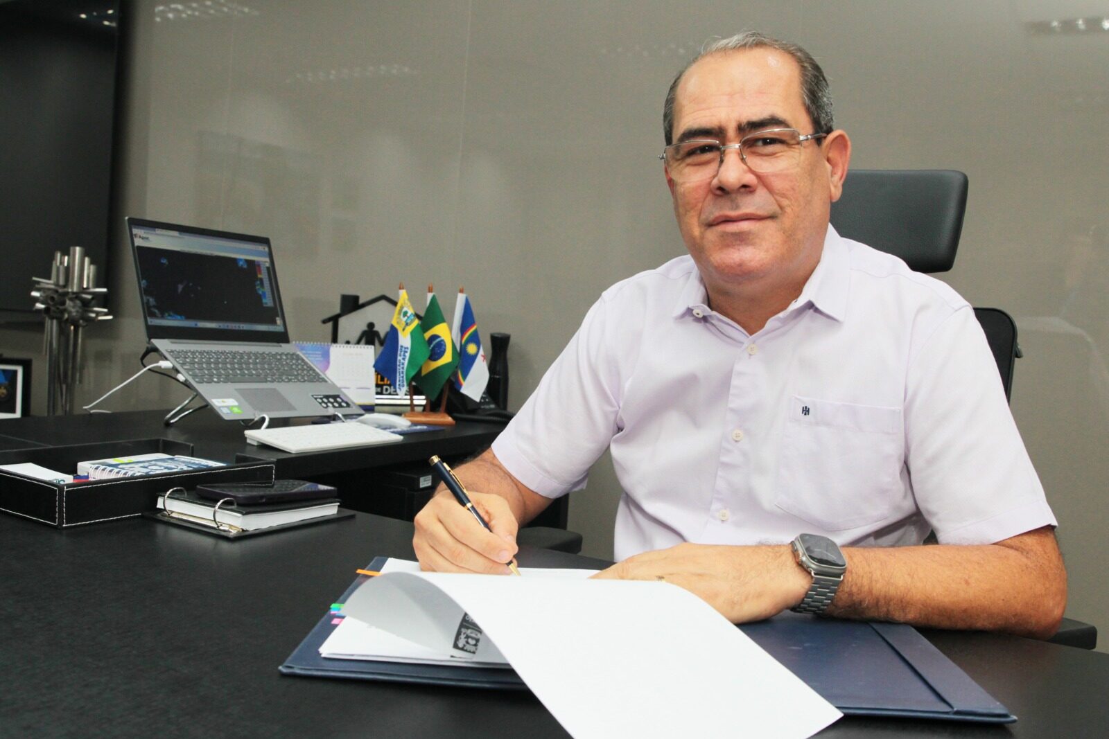 Mano Medeiros antecipa salários e transfere feriado dos servidores