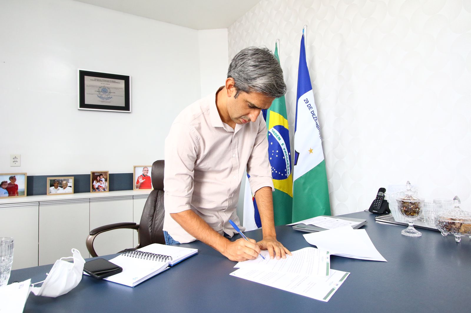 Fábio Aragão reduz próprio salário e corta outras despesas 