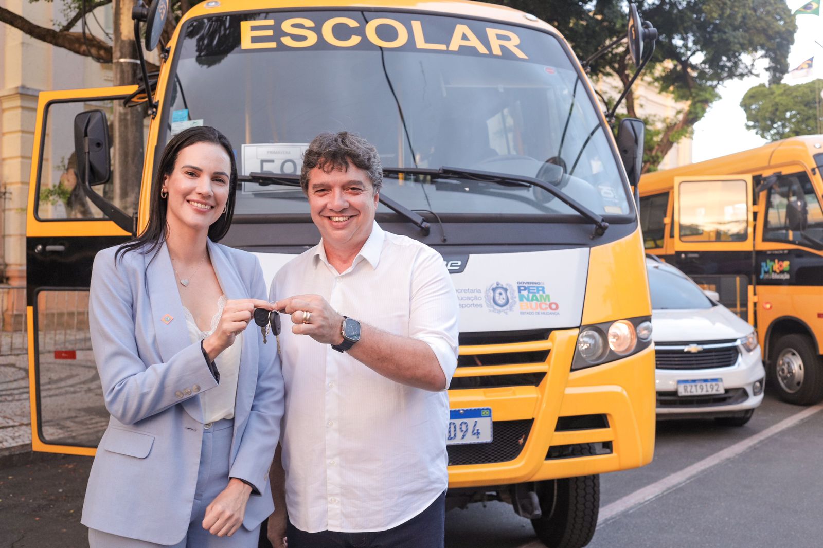 Uchoa Jr participa da entrega de ônibus escolares em Pernambuco  
