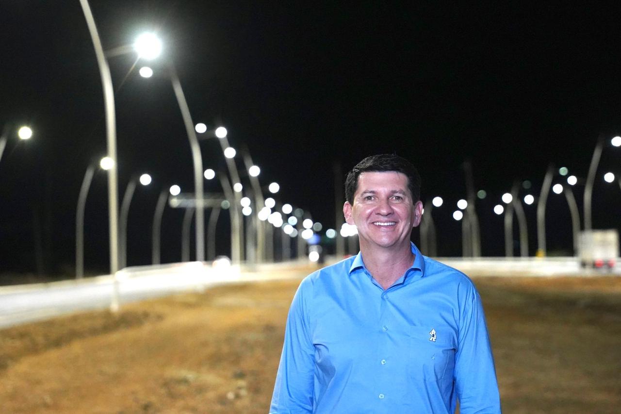 Simão Durando aciona iluminação em LED no novo trecho BR-428