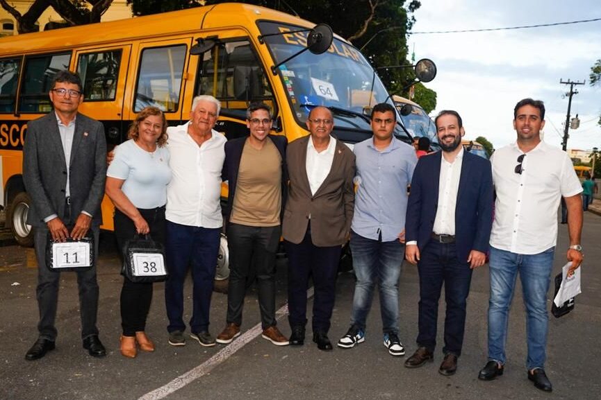Dez municípios ligados a Jarbas Filho recebem novos ônibus escolares 