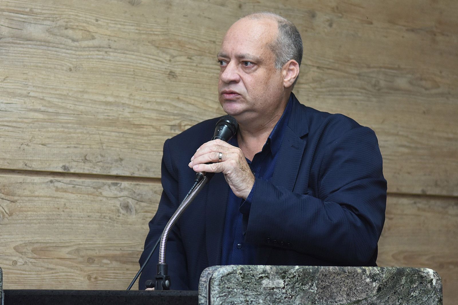 Jorge Quintino protocola projeto de combate à discriminação contra pessoas com TEA