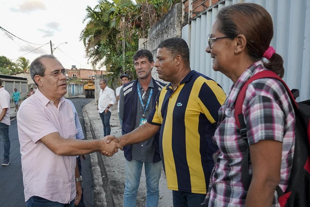 Mano Medeiros acompanha pavimentação de ruas em Curcurana