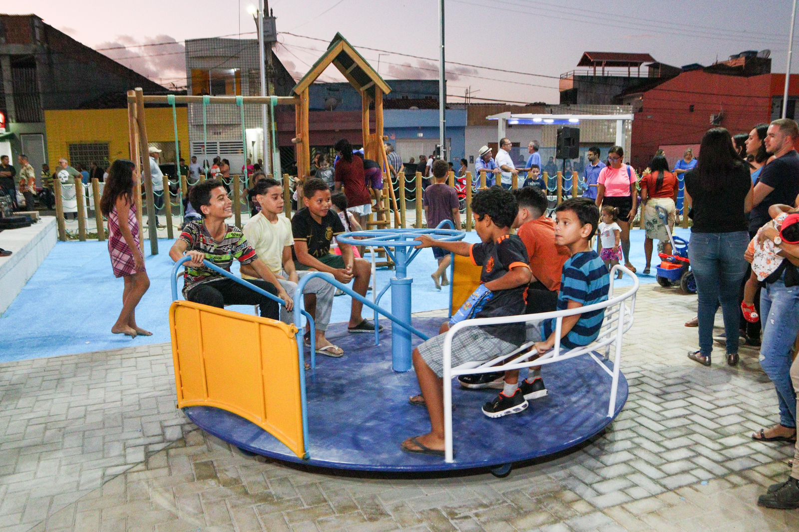 Praça Professora Aglaíres Moura é entregue reformada em Vitória
