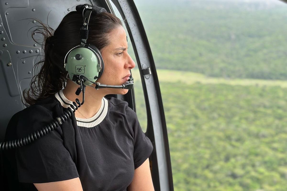 Governadora sobrevoa área em que será construída a Escola de Sargentos