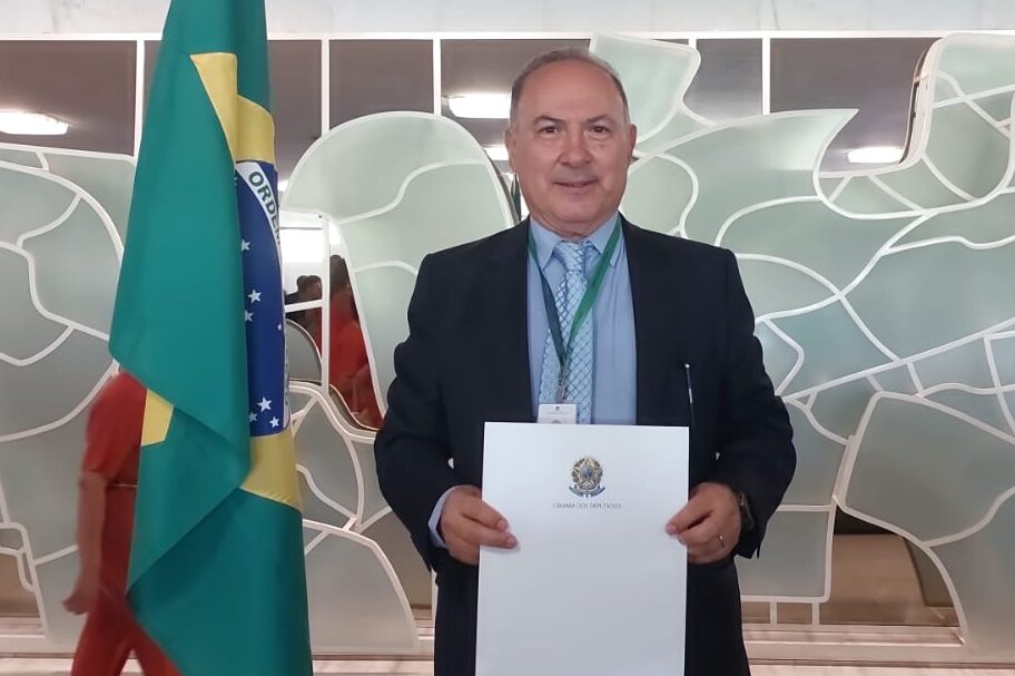Zé Carlos é homenageado por três décadas de atuação na Câmara Federal
