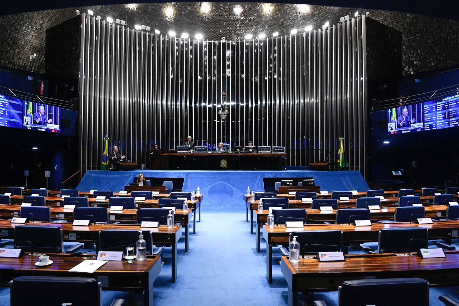 Senado Federal aprova PEC que limita poderes do STF