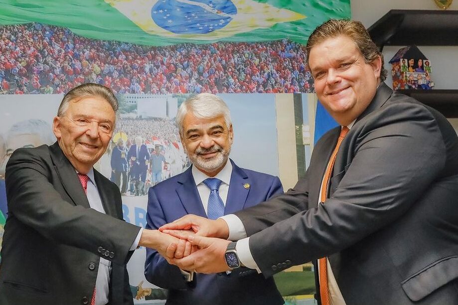 Na tentativa de conquistar o PT, Queiroz se reúne com Humberto em Brasília