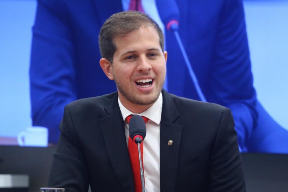 Em audiência, Pedro elogia retomada de políticas públicas do MEC