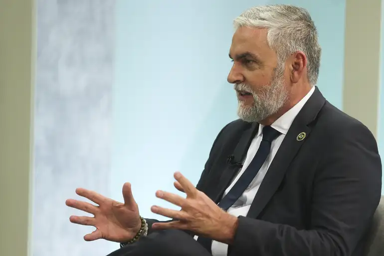 Ex-presidente da Embratur prega voto contra Zé Queiroz