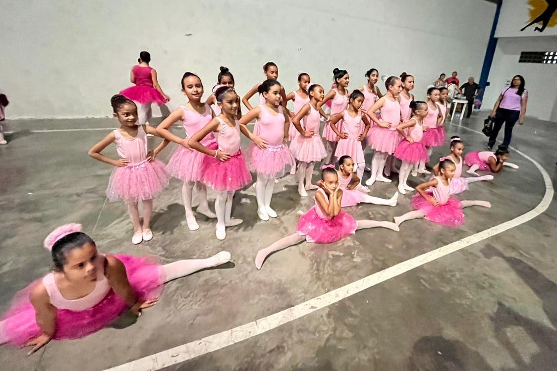 Prefeitura de Belo Jardim entrega novos uniformes para equipe de balé