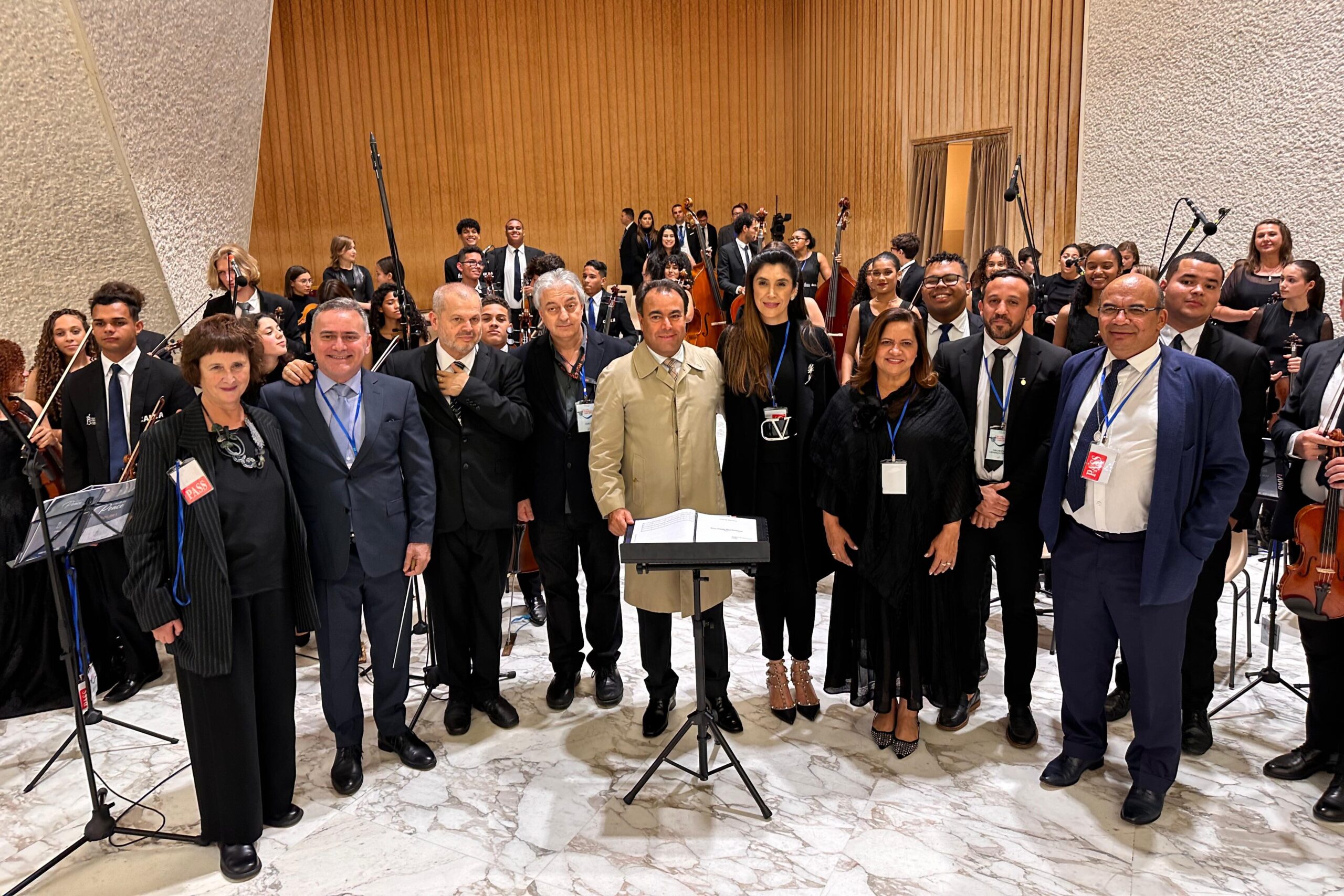 No Vaticano, Célia Sales acompanha apresentação da Orquestra Criança Cidadã