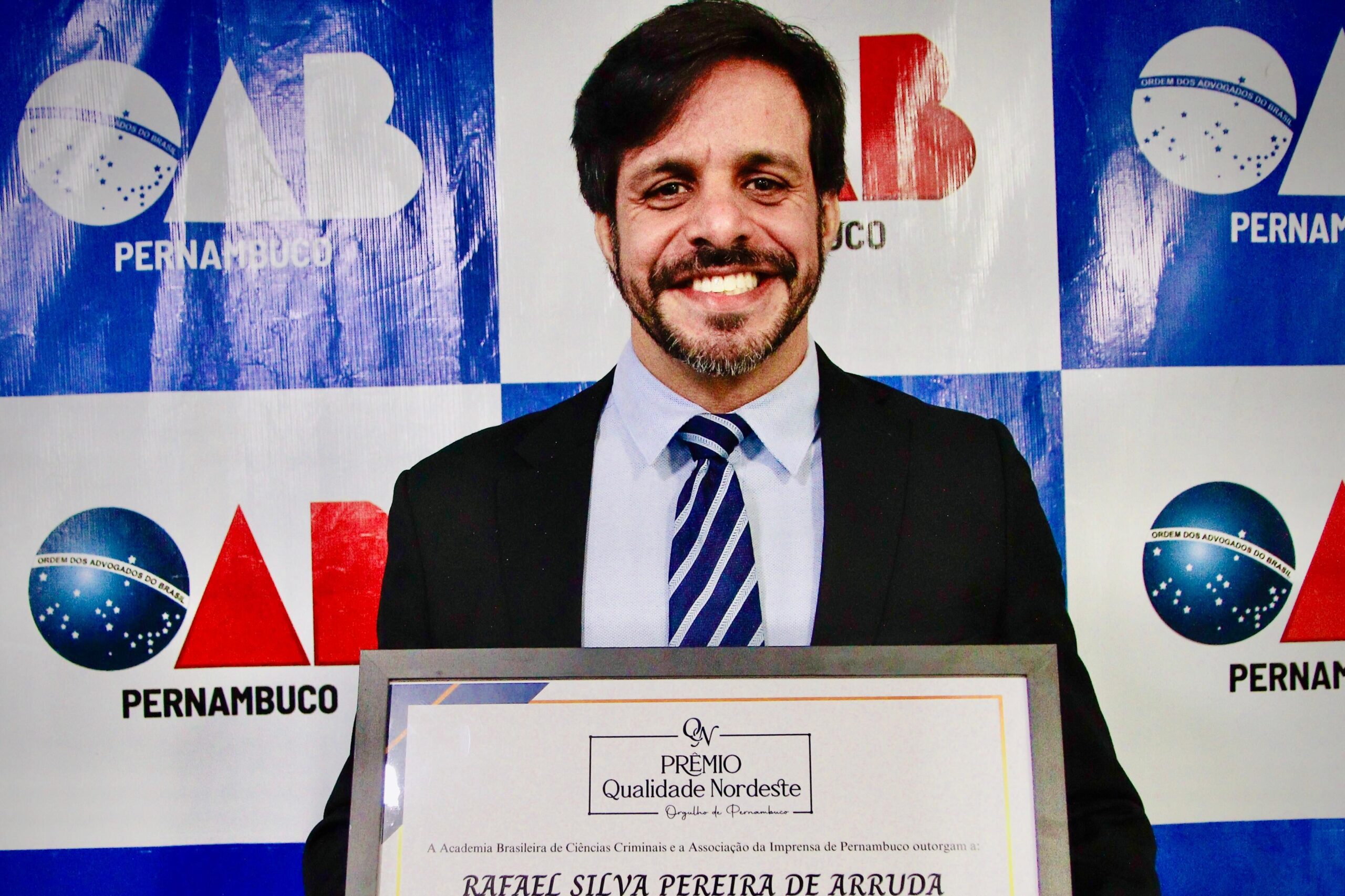 Rafael Arruda recebe prêmio da OAB Pernambuco