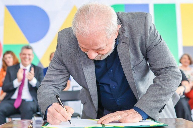 Lula destina R$ 15,8 bilhões para estados e municípios